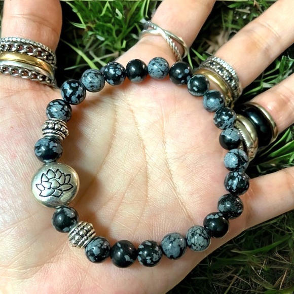 Obsidian gemstones & lotus flower charm bracelet - Picture 3 of 7